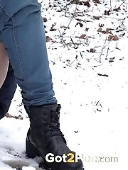 15 pictures - Pretty Eurobabe pees over snow outside