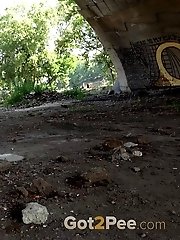 15 pictures - Sexy brunette in sunglasses pees outside