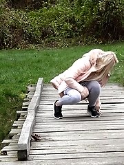 15 pictures - Katy Sky relieves herself on the golf course