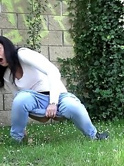 15 pictures - Piss sprinkles onto the grass as this girl pees