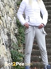 15 pictures - Two friends piss in public on the stairs