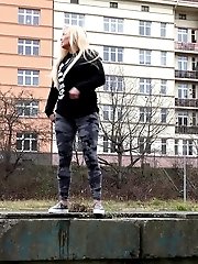 15 pictures - Jena enjoys a messy piss outside in public