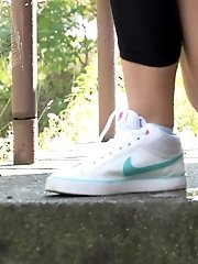 15 pictures - Gorgeous blonde squats to piss on top step