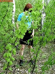 16 pictures - Spying on redhair girl peeing in the park