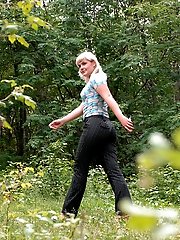 16 pictures - Shameless blonde hoochie peeing at a picnic site
