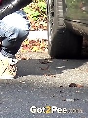 15 pictures - Shy girl needs to pee next to a busy road