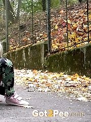 15 pictures - Sexy blonde in leggings pisses on the ground