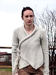 15 pictures - Eveline Neill enjoys a public piss outside