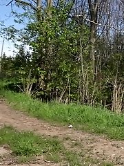 15 pictures - Blonde in jeggings pisses on a dirt track