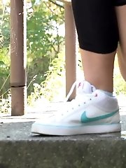 15 pictures - Gorgeous blonde squats to piss on top step