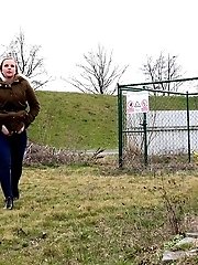 15 pictures - Blonde in denim jeans pisses outside