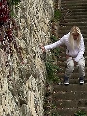15 pictures - Two friends piss in public on the stairs