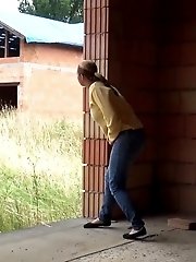 15 pictures - Blonde is househunting when she needs to pee