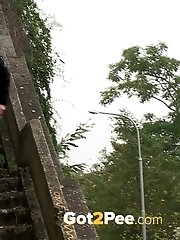 15 pictures - Two friends piss in public on the stairs