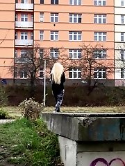 15 pictures - Jena enjoys a messy piss outside in public