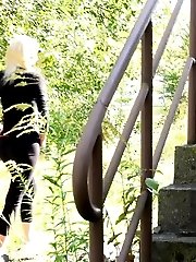 15 pictures - Gorgeous blonde squats to piss on top step