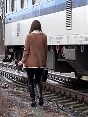 15 pictures - Cynthia Vellons pisses next to a railway line